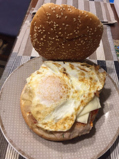 Una foto de Hamburguesa de pollo con huevo