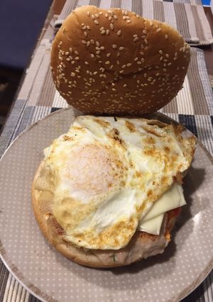 Una foto de Hamburguesa de pollo con huevo