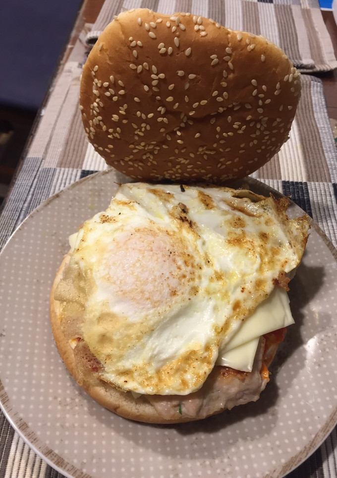 Una foto de Hamburguesa de pollo con huevo