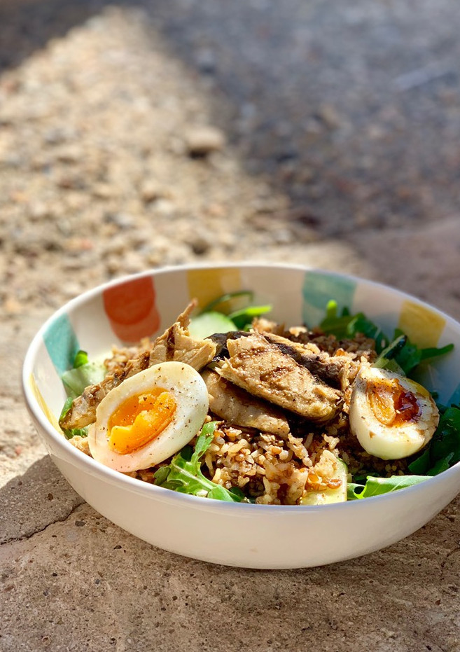 Una foto de Ensalada súper fácil de quinoa y caballa al grill