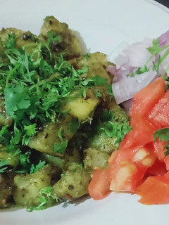 चटपटीत ग्रीन आलू (GREEN ALU RECIPE IN MARATHI) रेसिपी चे मुख्य फोटो