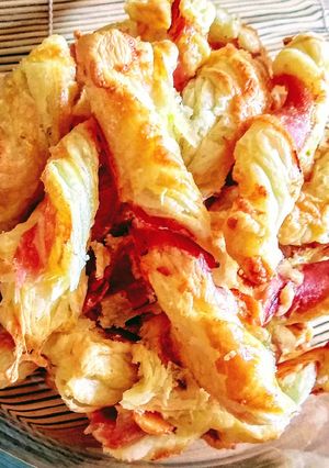 Csavart feketeerdei sonkás-sajtos rúd recept fotója
