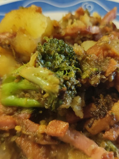 Una foto de Coliflor, Brócoli, Zanahoria y Patata al Wok a la Mantequilla y Yakiniku con Bacon
