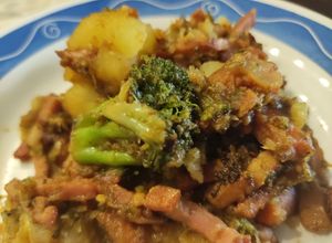 Una foto de Coliflor, Brócoli, Zanahoria y Patata al Wok a la Mantequilla y Yakiniku con Bacon