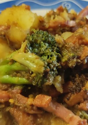 Una foto de Coliflor, Brócoli, Zanahoria y Patata al Wok a la Mantequilla y Yakiniku con Bacon