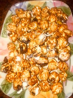 कैरेमलाइज चॉकलेट पॉपकॉर्न (caramelized chocolate popcorn recipe in Hindi) रेसिपी मुख्य फोटो