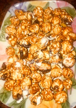 कैरेमलाइज चॉकलेट पॉपकॉर्न (caramelized chocolate popcorn recipe in Hindi) रेसिपी मुख्य फोटो