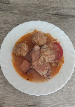 199 7. Csülkös füstölt húsos gombócos savanyú káposzta 😋 recept fotója