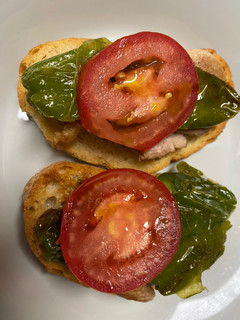 Una foto de Pincho de solomillo con pimientos de Padrón