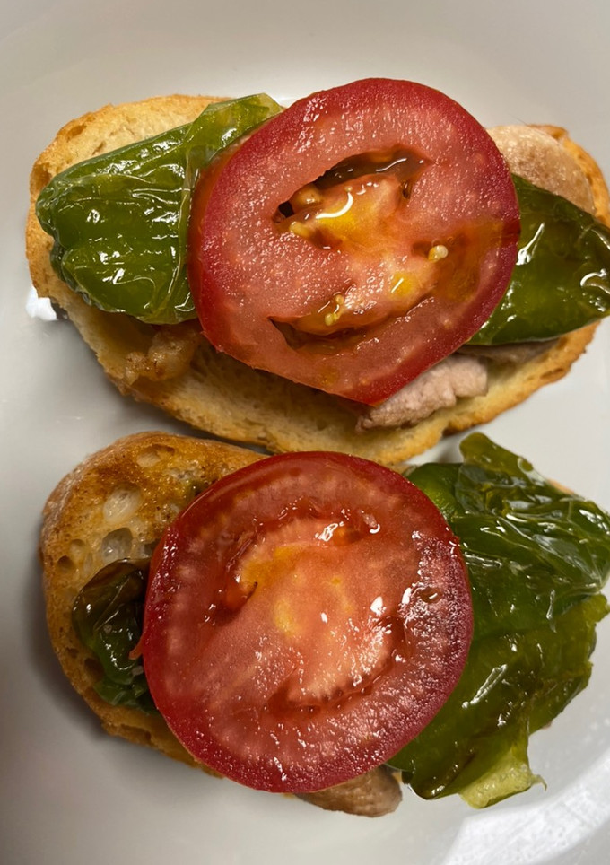 Una foto de Pincho de solomillo con pimientos de Padrón