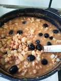 Olla de camarones con papas y aceitunas