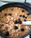 Olla de camarones con papas y aceitunas