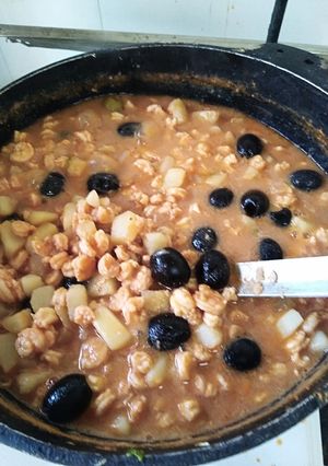 Una foto de Olla de camarones con papas y aceitunas