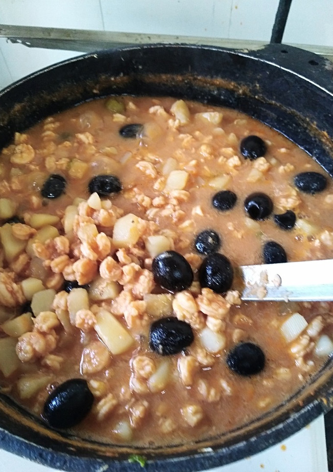Una foto de Olla de camarones con papas y aceitunas