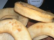 Una foto de tortas fritas con harina 0000