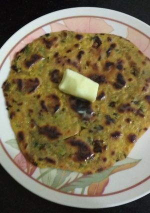 A picture of Palak Paratha.