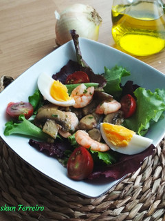 Una foto de Ensalada templada de champiñones y gambas