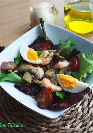 Foto principal de Ensalada templada de champiñones y gambas