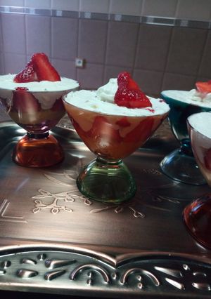 صورة لوصفة كؤوس الفراولة بالجينواز للسهرة