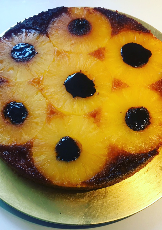 Una foto de Tarta bizcochada de piña invertida