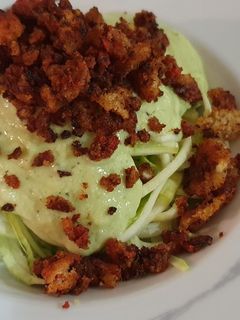 Una foto de Spaghetti de calabacín al pesto con migas de tomate