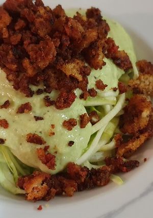 Una foto de Spaghetti de calabacín al pesto con migas de tomate