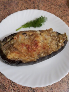 Una foto de Berenjena rellena de setas y langostinos