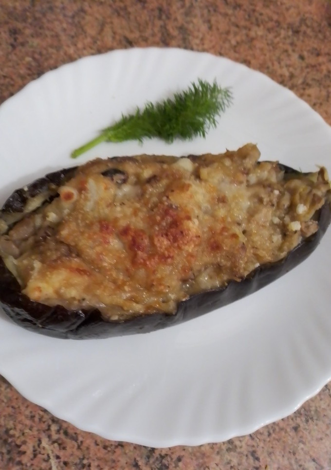 Una foto de Berenjena rellena de setas y langostinos