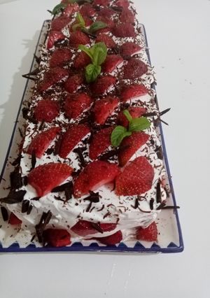 O poză a rețetei Tort rapid cu cremă ganache, frișca și capşuni.