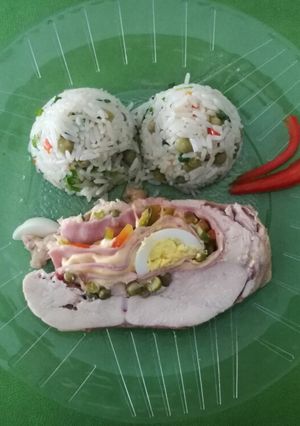 Una foto de Pollo relleno con arroz primavera!