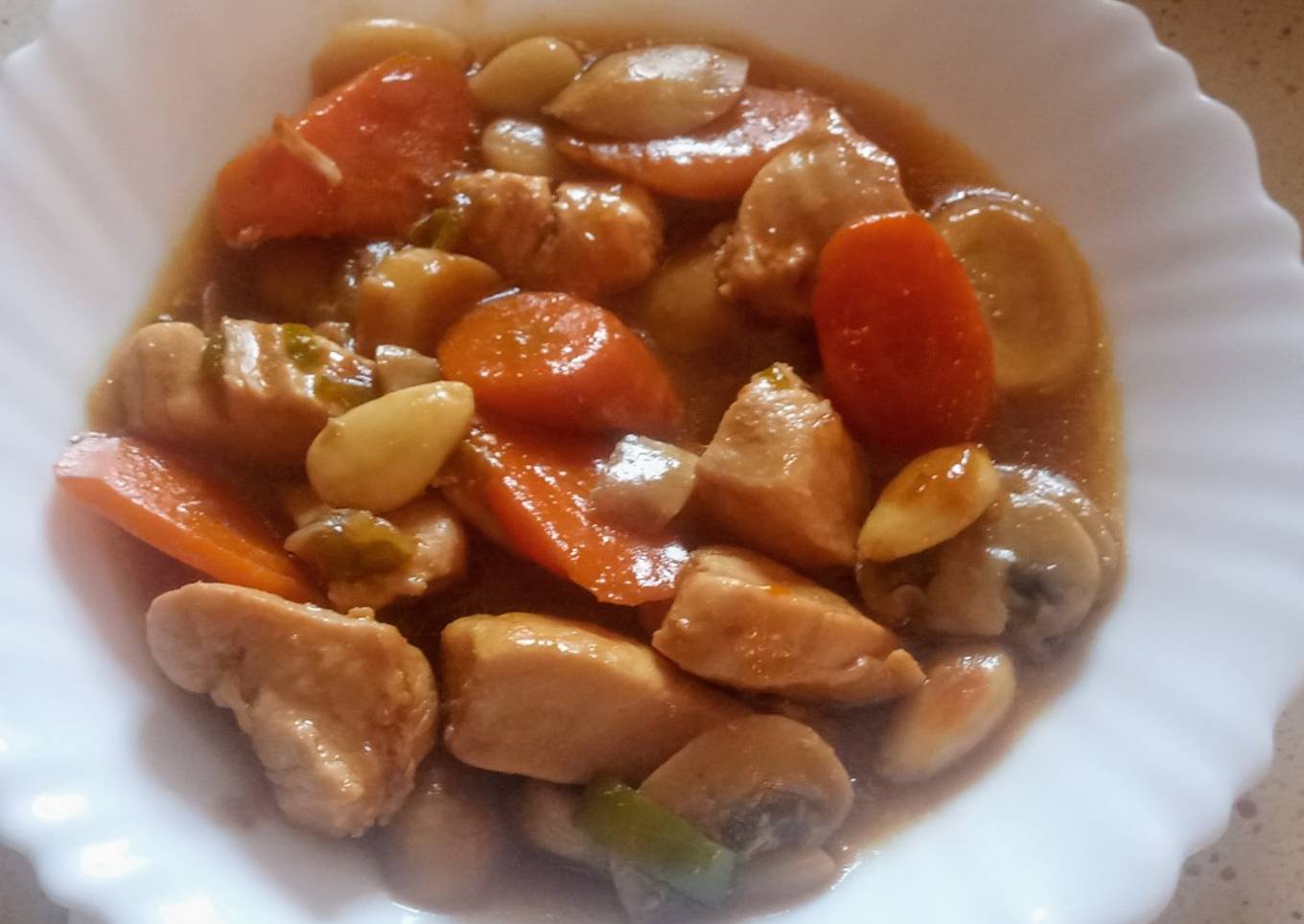 Pollo con almendras estilo oriental