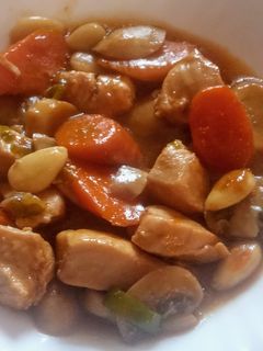 Una foto de Pollo con almendras estilo oriental