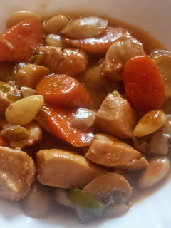 Una foto de Pollo con almendras estilo oriental