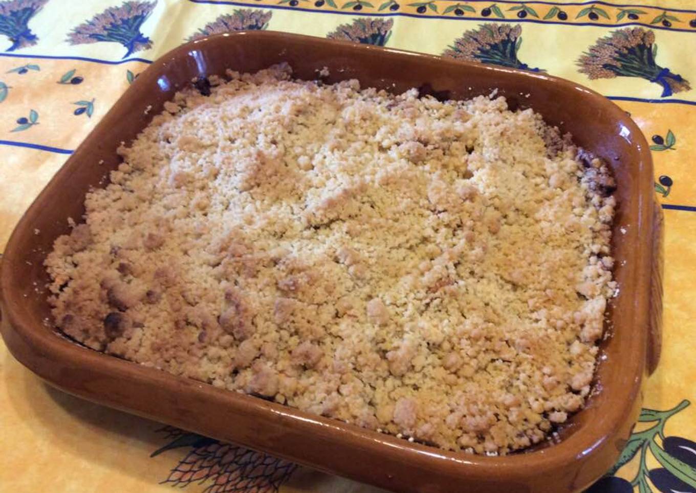 Crumble pommes, mûres et noix