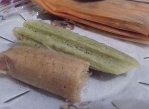 Una foto de Tamal dulce de chile y canela "el moro" y Tamal de Chaya con menta      "son verde "