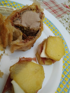 Una foto de Solomillo Wellington con "serranitos de patatas" a mi manera