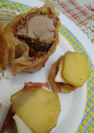 Una foto de Solomillo Wellington con "serranitos de patatas" a mi manera