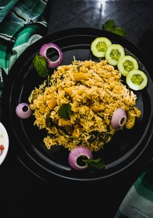 बेबी कॉर्न कॅप्सिकॅम बिर्याणी (babycorn capsicum biryani recipe in marathi) रेसिपी चे मुख्य फोटो 