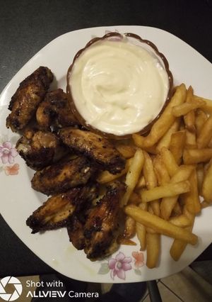 O poză a rețetei Aripioare picante cu cartofi pai și sos de usturoi.