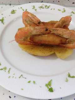 Una foto de Merluza rebozada y patatas salteadas con langostinos