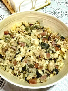 Una foto de Keto - Huevos revueltos con calabacín y patatas en conserva