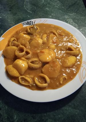 Una foto de Guiso de papas con calamares