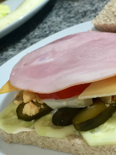 Una foto de Sándwich improvisado 🥚🧀🍞cena que sorprende 😋😋