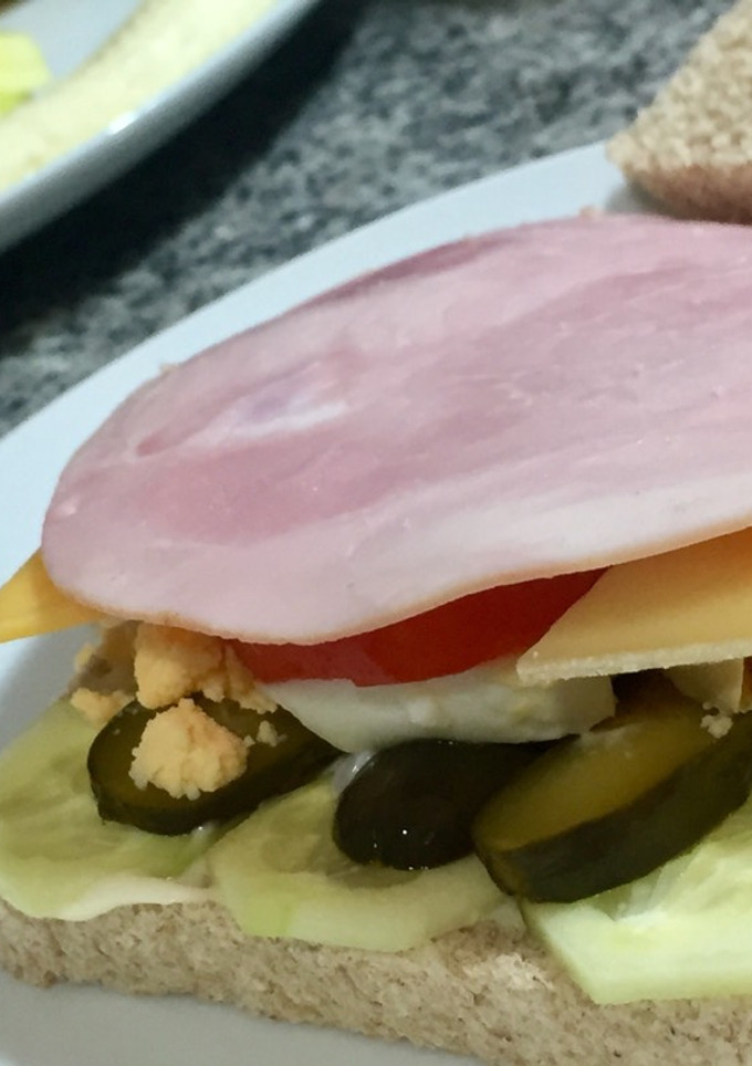 Una foto de Sándwich improvisado 🥚🧀🍞cena que sorprende 😋😋