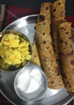 મિક્સ વેજીટેબલ થેપલા(mix vegetable thepla recipe in gujarati) રેસીપી મુખ્ય ફોટો