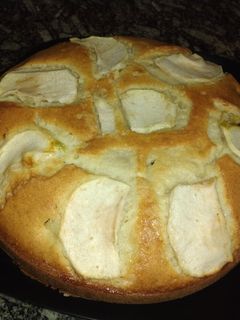 Una foto de Torta de manzana 🍎 sin balanza, sin manteca😋😋