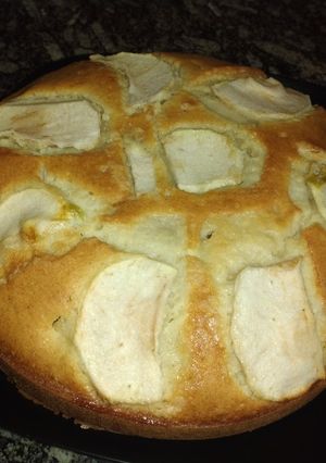 Una foto de Torta de manzana 🍎 sin balanza, sin manteca😋😋