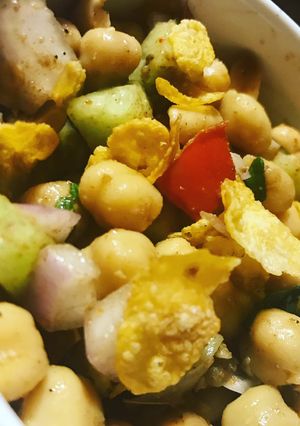 A picture of Crunchy chickpea salad.