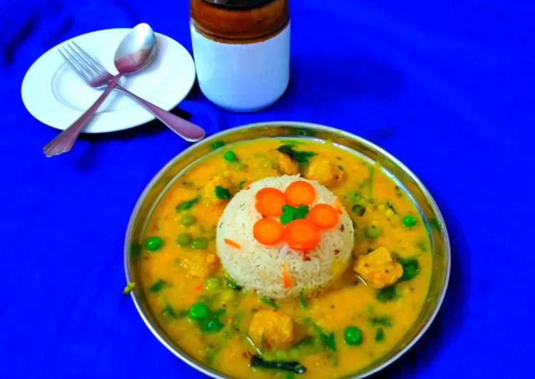 Recipe of Award-winning Yellow daal tadka with Soya chunks green peas