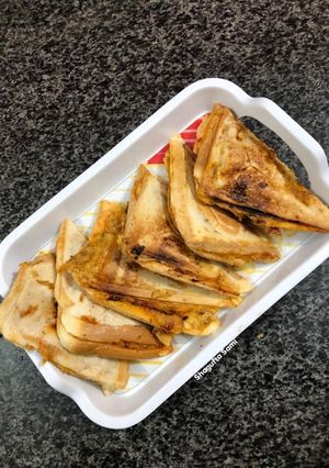 A picture of Potato sandwich with leftover chicken.